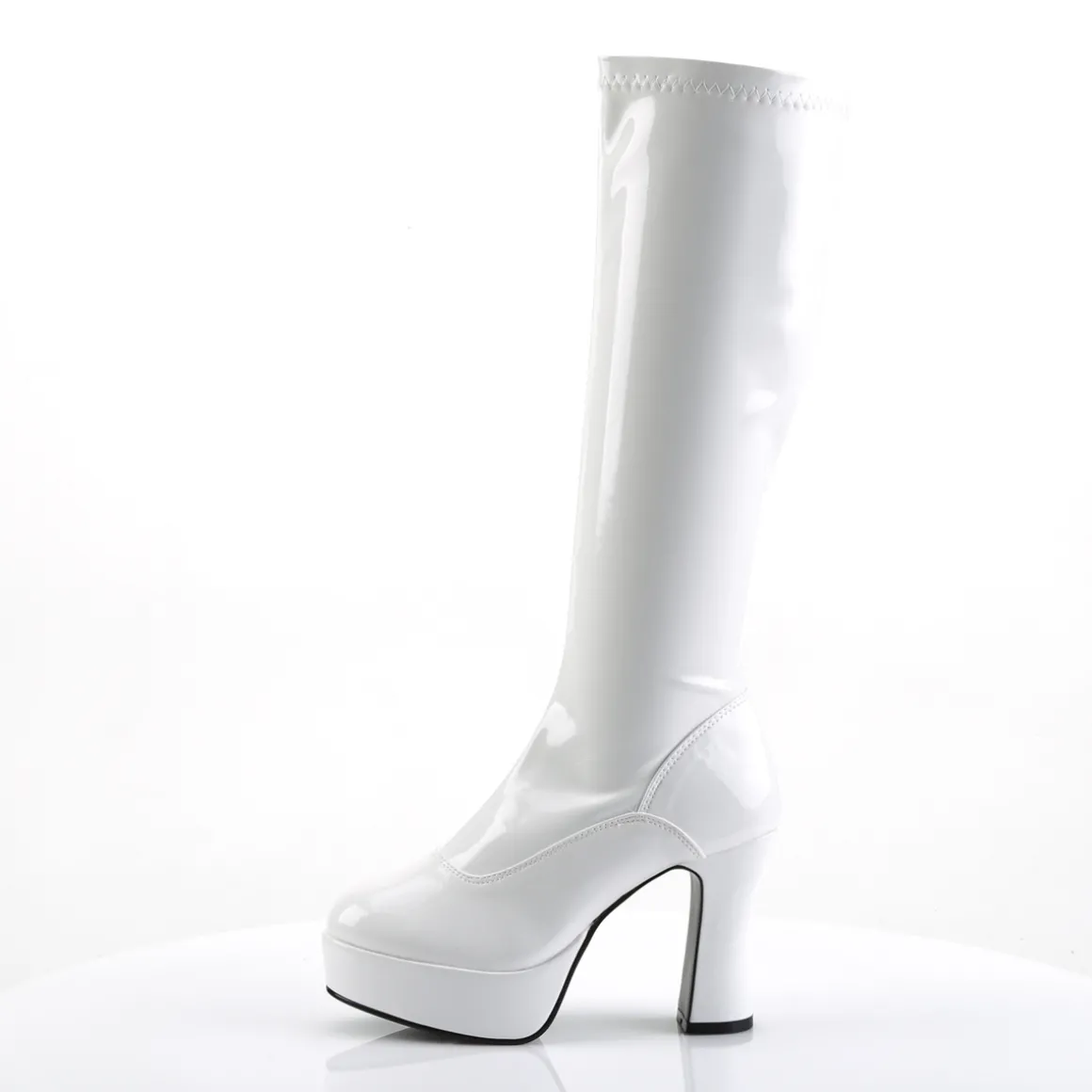 bottes_plateforme_blanche_1-1.webp Bottes plateforme blanches verni années 70 - hippie disco botte haute à talon carré 13 cm